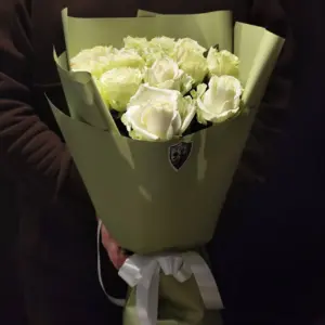Букет з 15 білих троянд