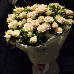 Букет з 15 гілок кремової кущової троянди Таня
