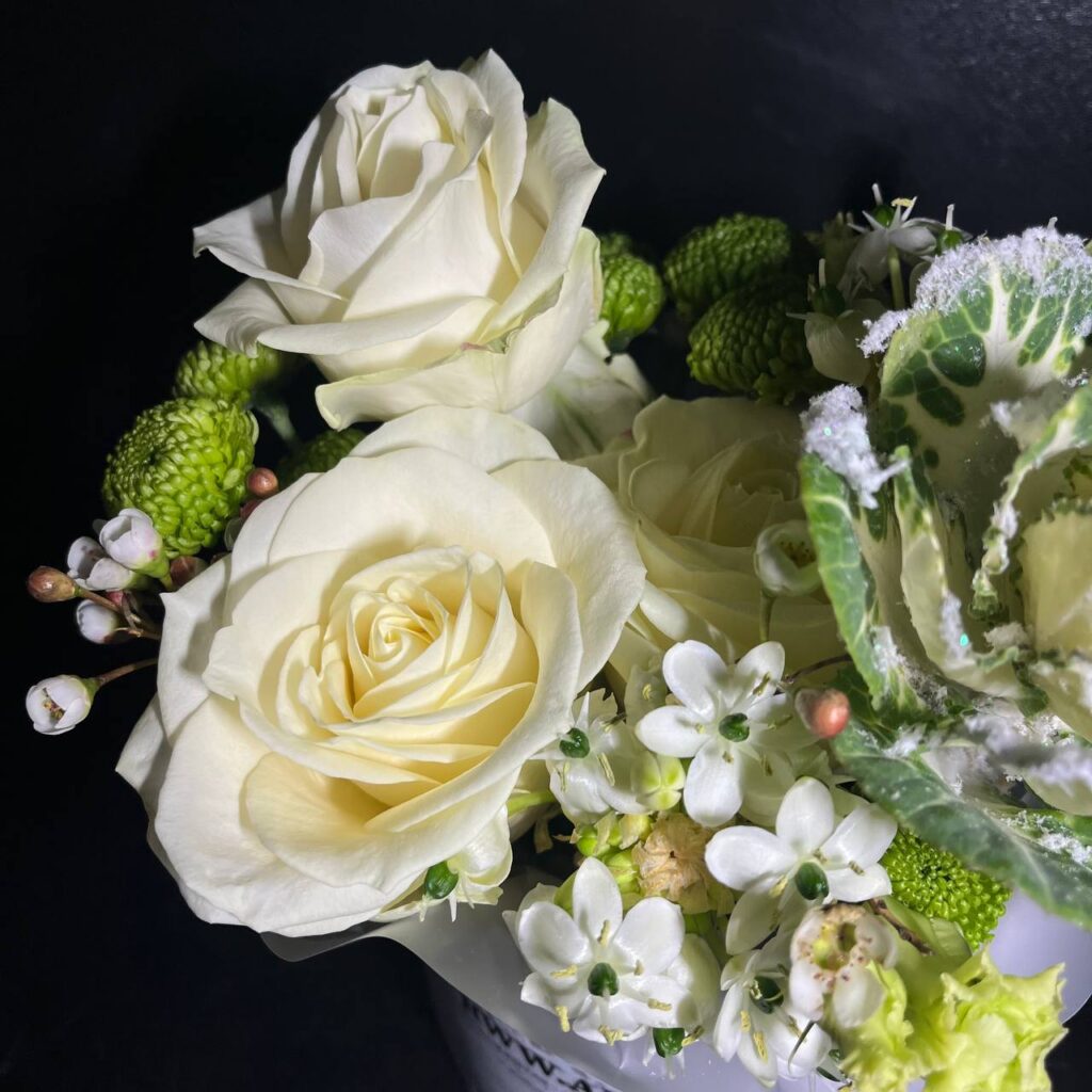 Квіти та сезонні елементи для зимових композицій