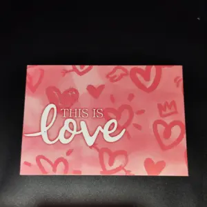 Листівка "This is love" рожеві сердечка